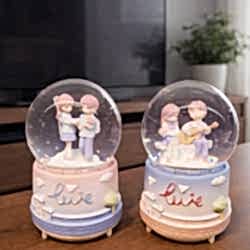 Toptan Orta Boy Mutlu Romantik Çiftler Kar Küresi Toptan Orta Boy Mutlu Romantik Çiftler Kar Küresi