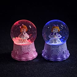 Toptan Mini Işıklı Sevimli Kız Kar Küresi Toptan Mini Işıklı Sevimli Kız Kar Küresi