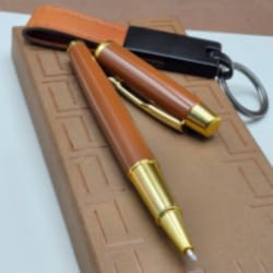 Toptan Deri Anahtarlık Ve Metal Kalem Seti Toptan Deri Anahtarlık Ve Metal Kalem Seti