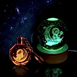 Toptan Ay Üzerinde Oturan Astronot Tasarımlı Renk Değiştiren Cam Küre Ve Anahtarlık Set 